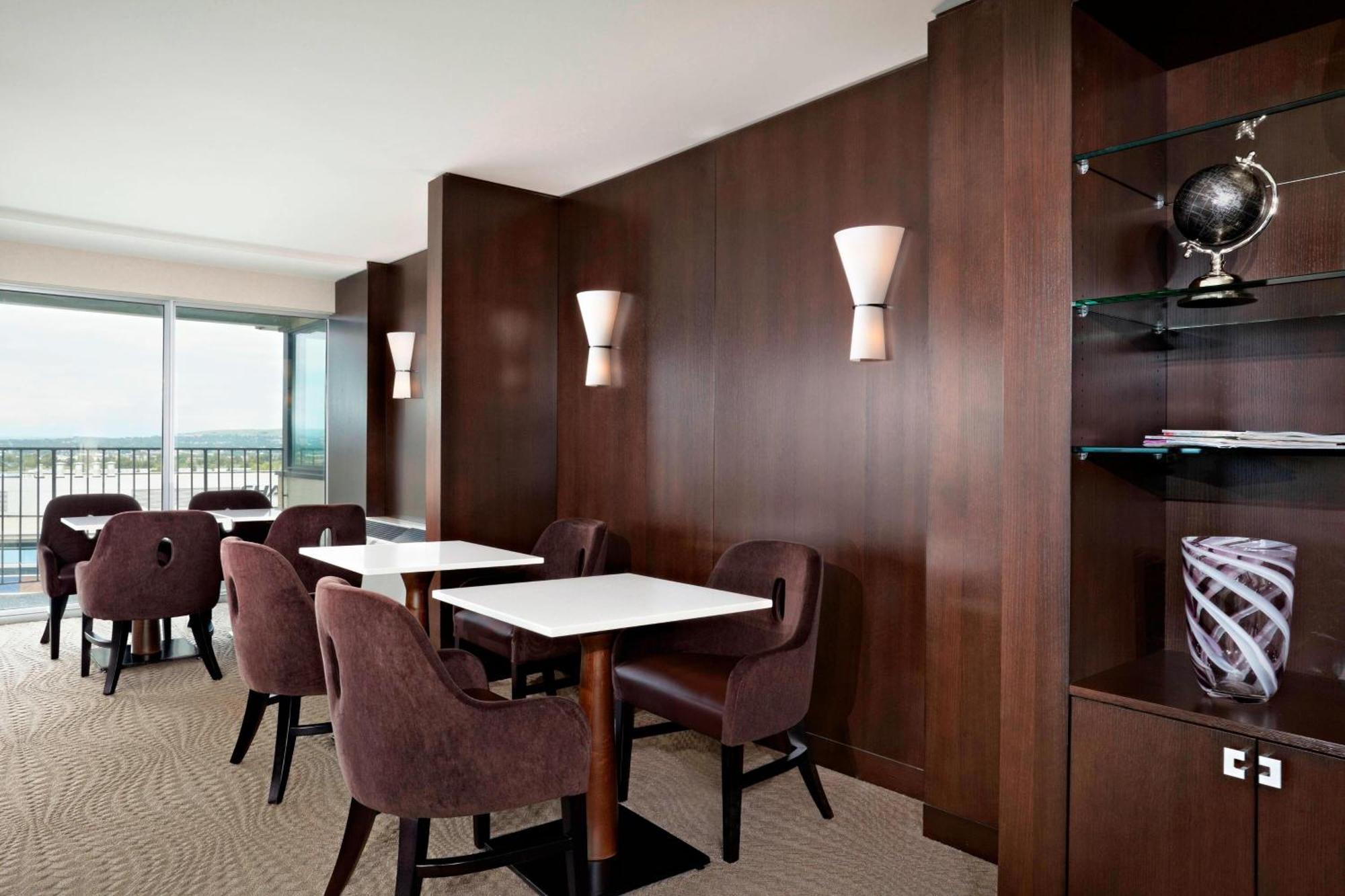 Sheraton Cavalier Calgary Hotel Buitenkant foto