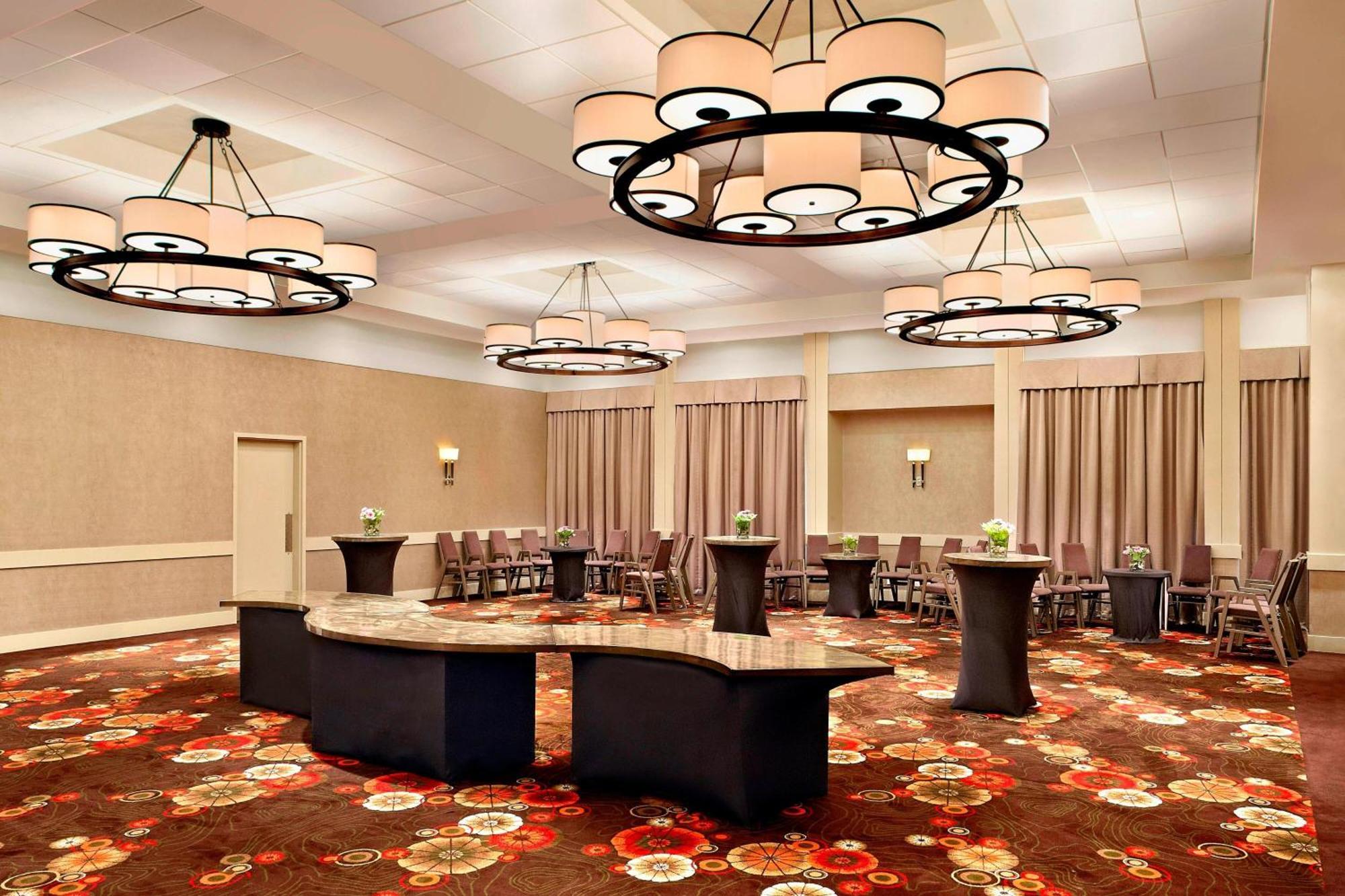 Sheraton Cavalier Calgary Hotel Buitenkant foto